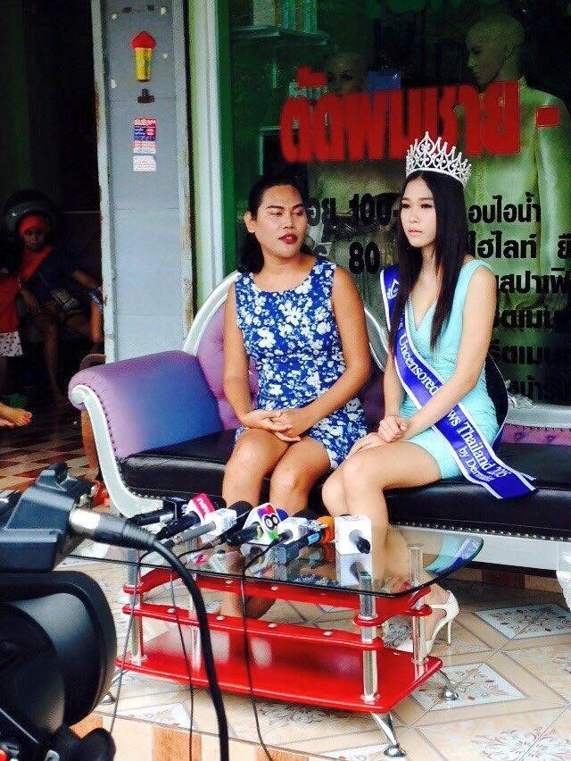 Hoa hậu nhặt rác suýt bị tước vương miện vì nói dối về học vấn - 1