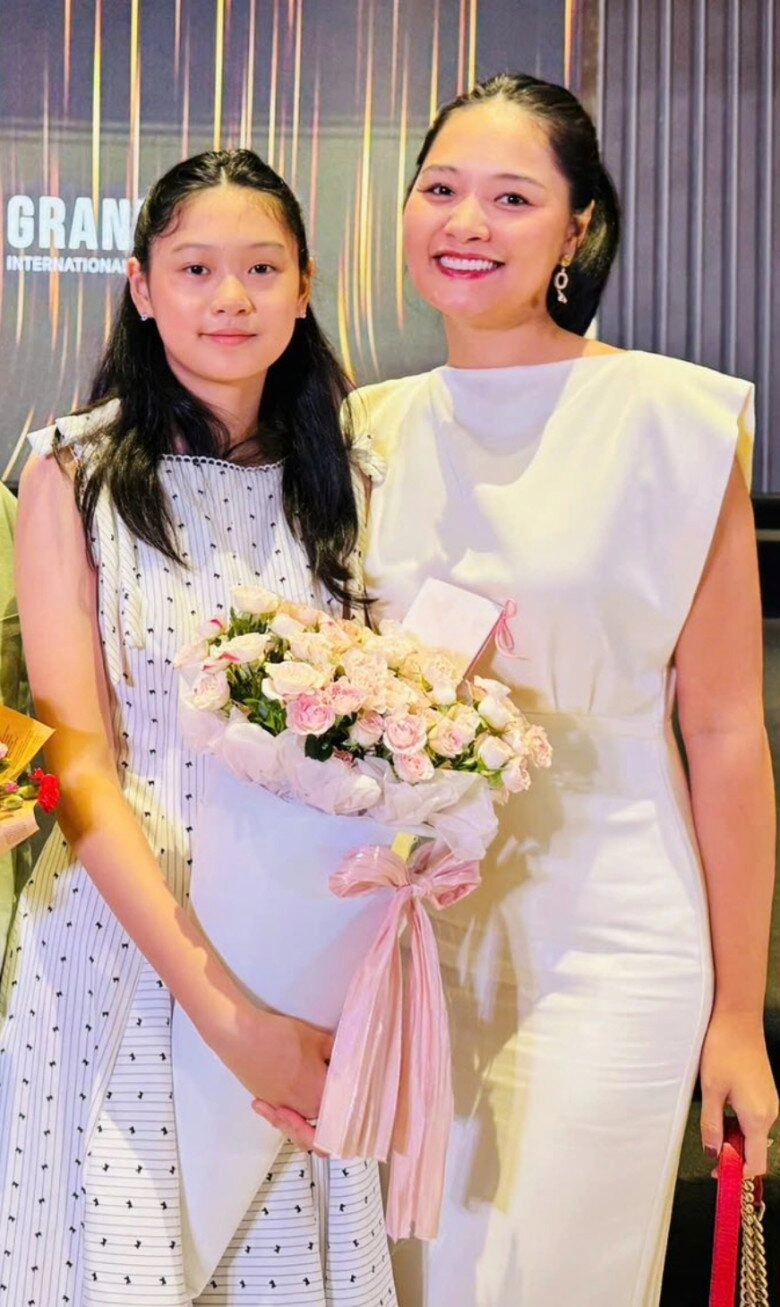 Hoa hậu việt lấy chồng trung quốc cao 1m9 sinh ái nữ 12 tuổi đã đạt ngưỡng 1m8 nhìn diện mạo càng bất ngờ - 7