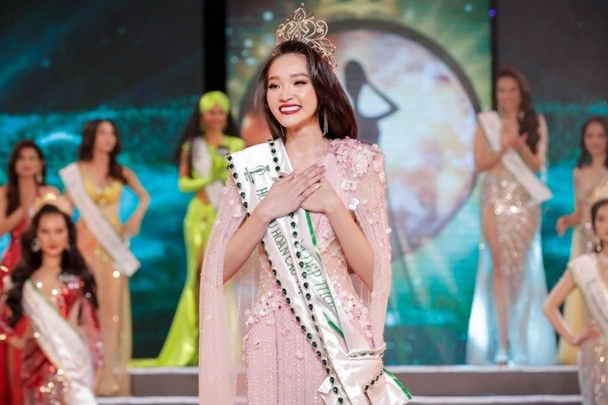 Hoa hậu việt trả lại vương miện 4 tỷ ngay khi đăng quang được bạn trai là nam thần cưng chiều 24 tuổi có cả kho đồ hiệu - 1