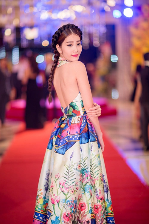 Hoa khôi nam em hà thu xinh đẹp nổi bật trên thảm đỏ - 1