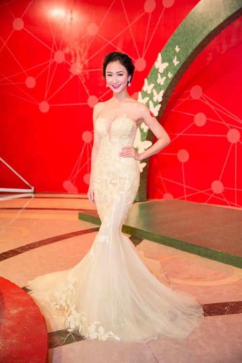 Hoa khôi nam em hà thu xinh đẹp nổi bật trên thảm đỏ - 7