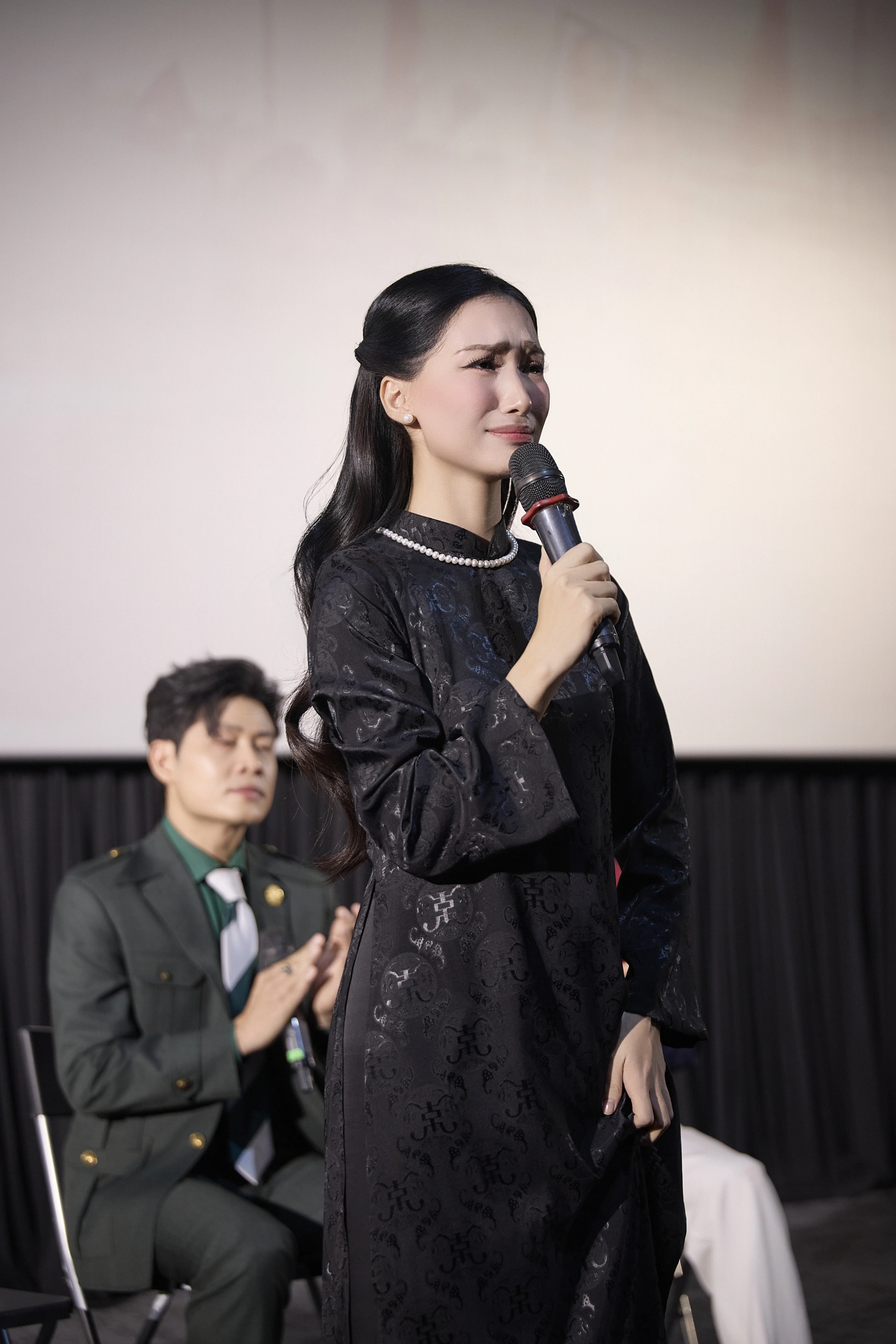 Hòa minzy nghẹn ngào trong lễ cúng 49 ngày mất của ông nội là thiếu tá quân đội xót xa khi nghe tin lũ lớn ở bắc ninh - 3