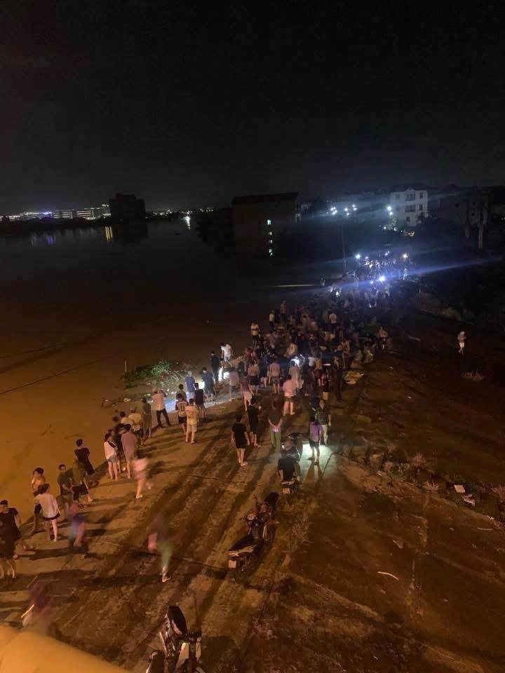 Hòa minzy nghẹn ngào trong lễ cúng 49 ngày mất của ông nội là thiếu tá quân đội xót xa khi nghe tin lũ lớn ở bắc ninh - 6