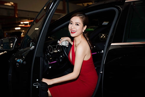 Hoàng thùy linh váy đỏ sexy kẹpchặt vĩnh thụy - 1