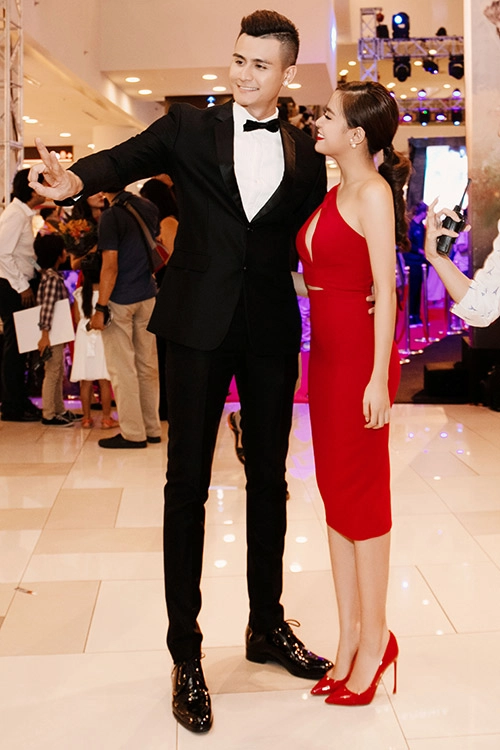 Hoàng thùy linh váy đỏ sexy kẹpchặt vĩnh thụy - 5