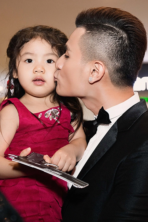 Hoàng thùy linh váy đỏ sexy kẹpchặt vĩnh thụy - 7