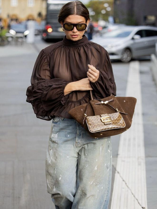 Hơn cả sơ mi trắng đây là kiểu áo sang xịn đang khiến hội sành điệu phát sốt diện lên ai cũng phải hỏi mua ở đâu - 7