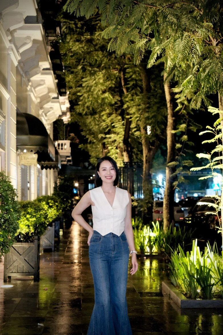 Hồng diễm lên đồ hack tuổi với mẫu quần jeans dễ mặc hơn skinny jeans chị em 40 nên thử ngay - 3