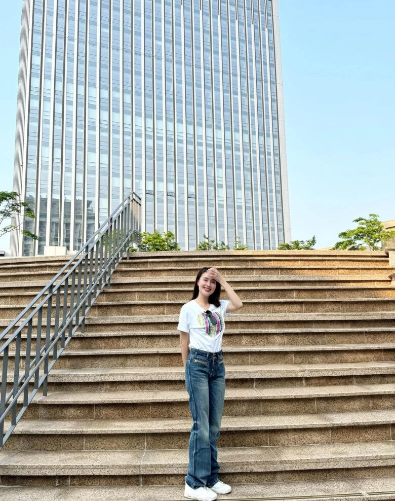 Hồng diễm lên đồ hack tuổi với mẫu quần jeans dễ mặc hơn skinny jeans chị em 40 nên thử ngay - 4