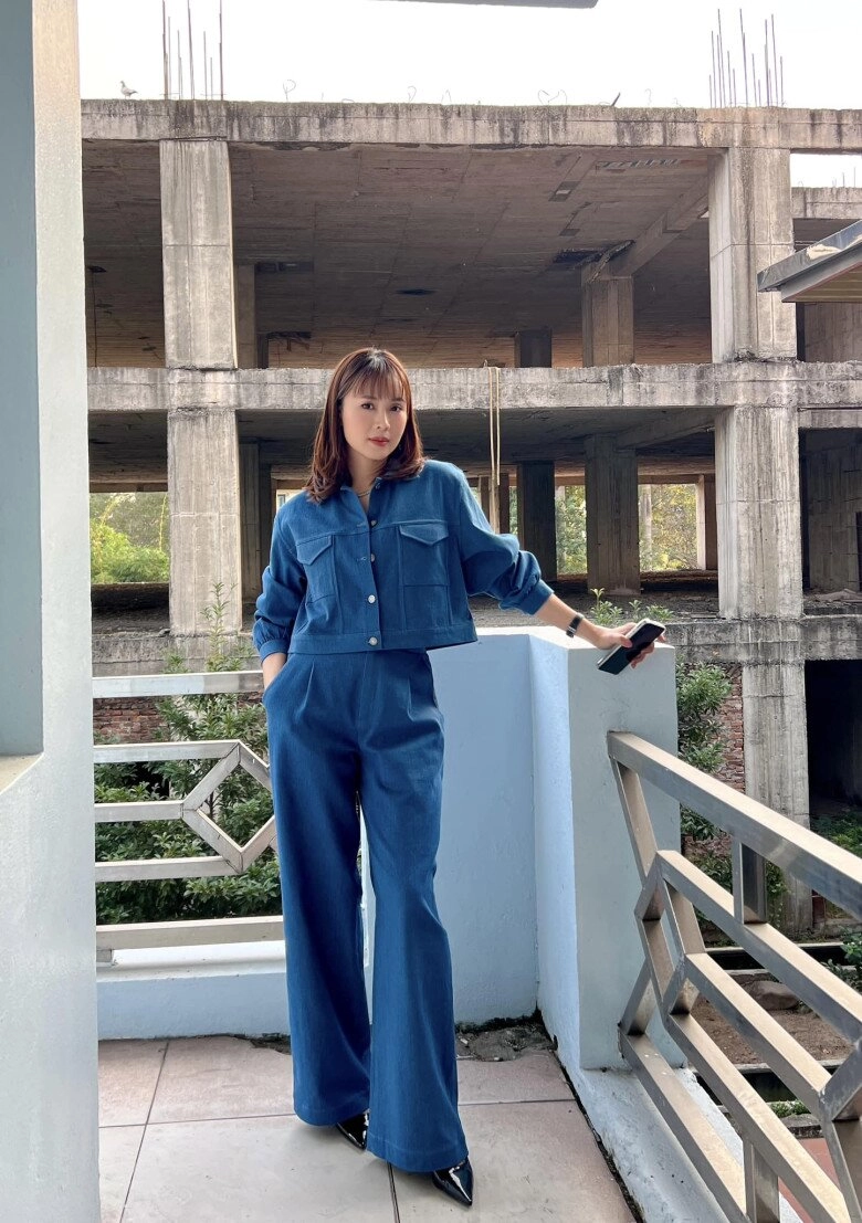 Hồng diễm lên đồ hack tuổi với mẫu quần jeans dễ mặc hơn skinny jeans chị em 40 nên thử ngay - 5