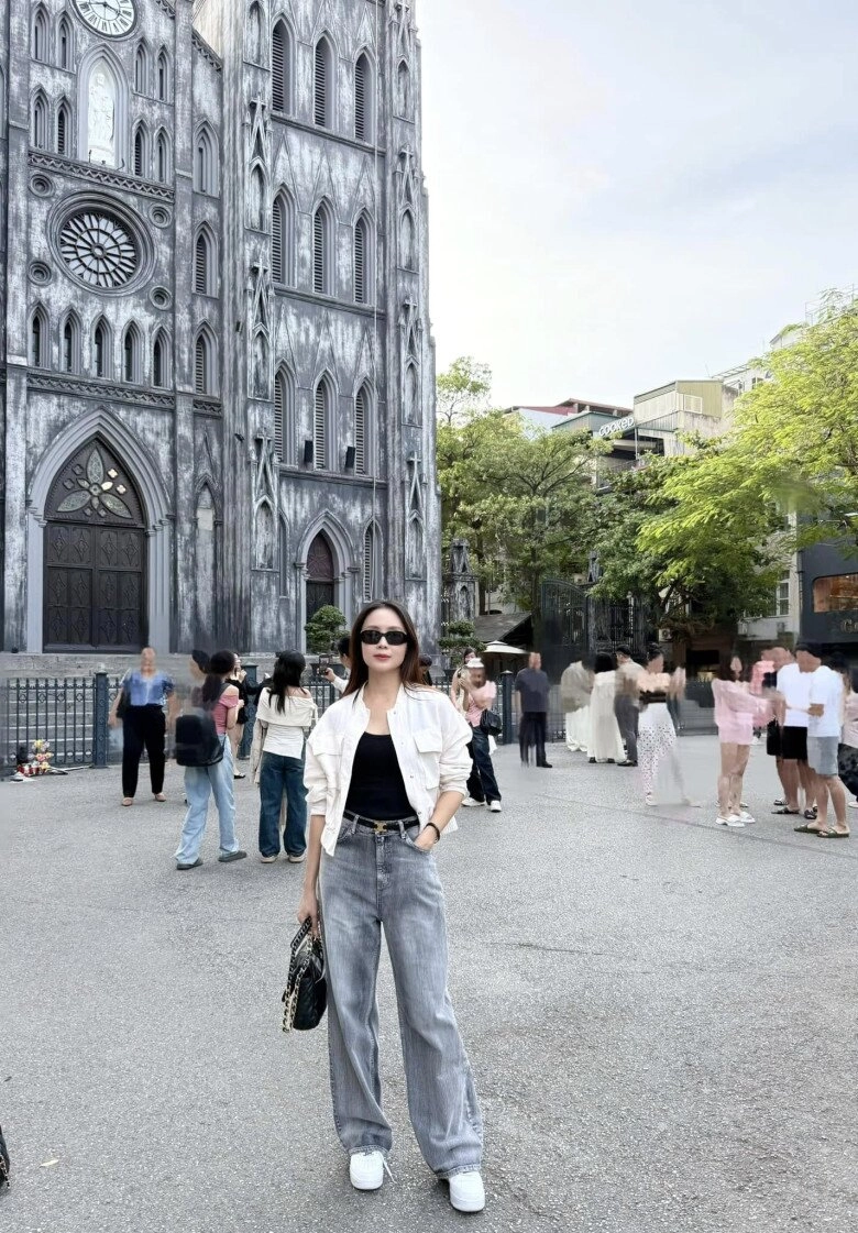 Hồng diễm lên đồ hack tuổi với mẫu quần jeans dễ mặc hơn skinny jeans chị em 40 nên thử ngay - 7