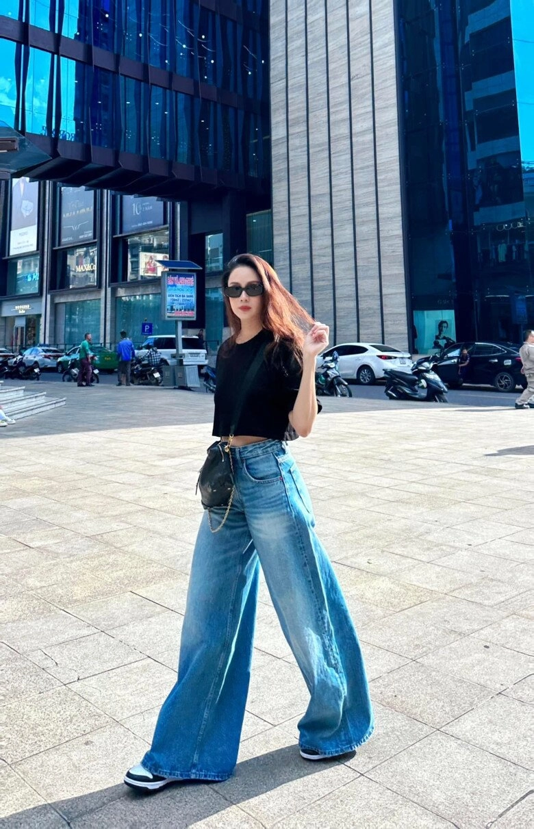 Hồng diễm lên đồ hack tuổi với mẫu quần jeans dễ mặc hơn skinny jeans chị em 40 nên thử ngay - 8