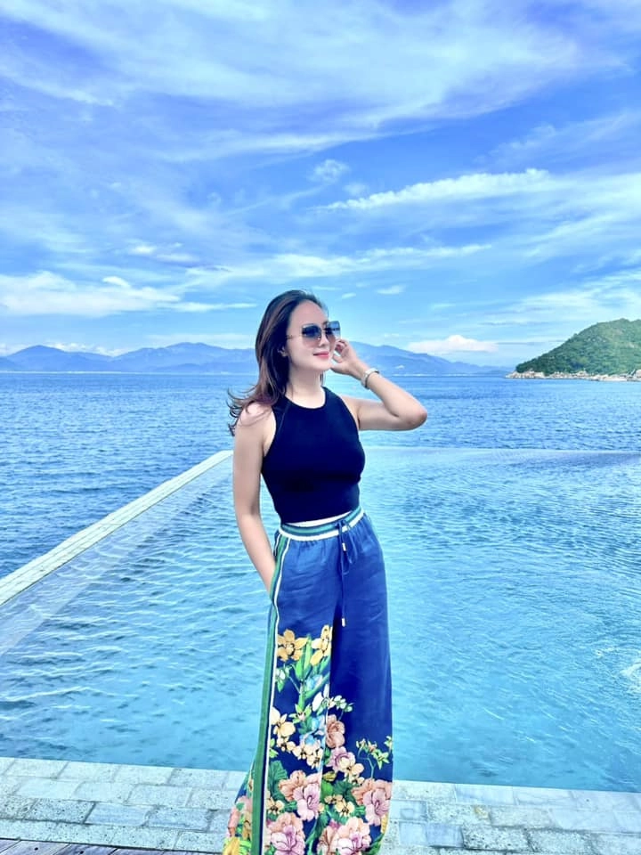 Hồng diễm lên đồ hack tuổi với mẫu quần jeans dễ mặc hơn skinny jeans chị em 40 nên thử ngay - 11