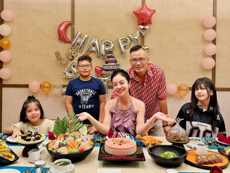 Hoa hậu jennifer phạm khoe đón thành viên mới mẹ 4 con nay sung sướng vì được bế bồng thiên thần nhỏ - 11