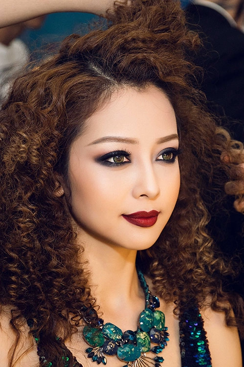 Jennifer phạm tóc bạch kim hóa cô đào bốc lửa trên sân khấu - 1