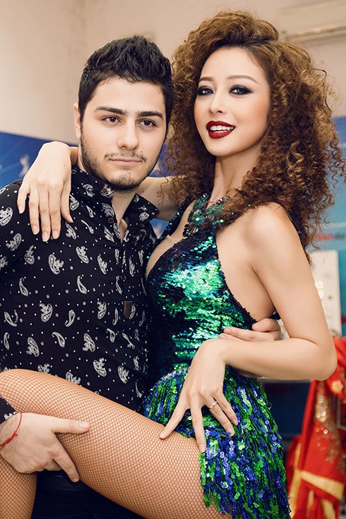 Jennifer phạm tóc bạch kim hóa cô đào bốc lửa trên sân khấu - 4