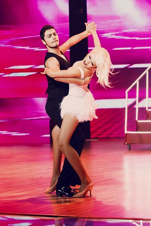 Jennifer phạm tóc bạch kim hóa cô đào bốc lửa trên sân khấu - 8