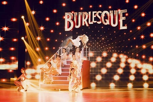 Jennifer phạm tóc bạch kim hóa cô đào bốc lửa trên sân khấu - 9