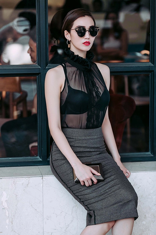 Khánh my tự tin mặc áo mỏng tang xuống phố - 3