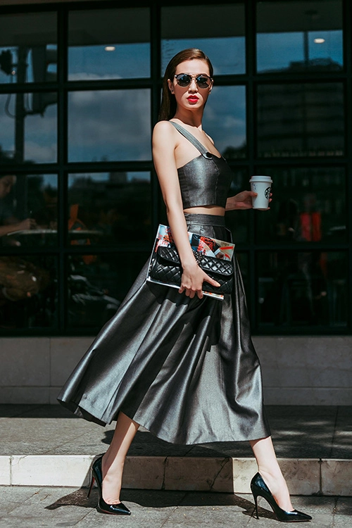 Khánh my tự tin mặc áo mỏng tang xuống phố - 7