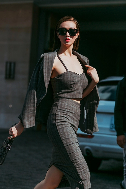 Khánh my tự tin mặc áo mỏng tang xuống phố - 12