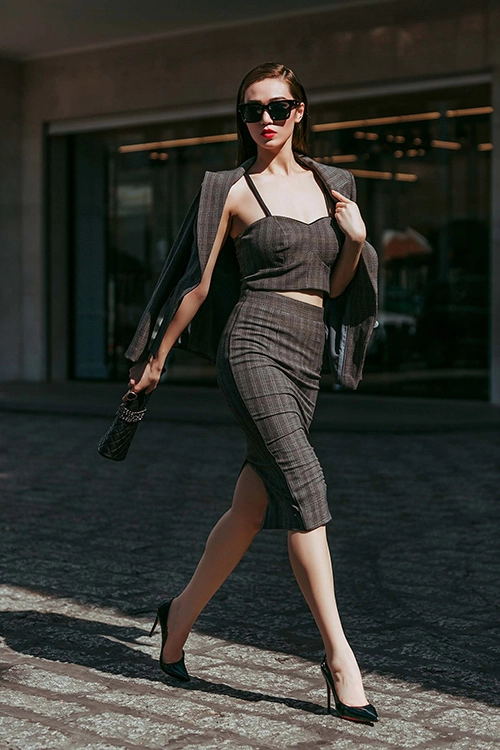 Khánh my tự tin mặc áo mỏng tang xuống phố - 13