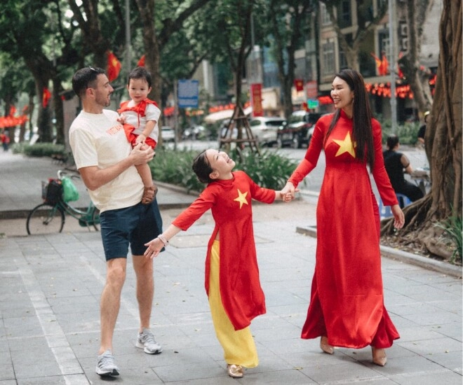 Khi mẹ bỉm vbiz nuôi con lai tây chạy show hà anh chu toàn mọi thứ lan phương cho ái nữ ti sữa ở trường quay - 1