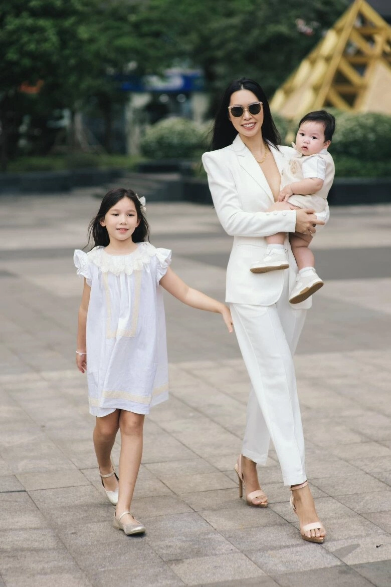 Khi mẹ bỉm vbiz nuôi con lai tây chạy show hà anh chu toàn mọi thứ lan phương cho ái nữ ti sữa ở trường quay - 9