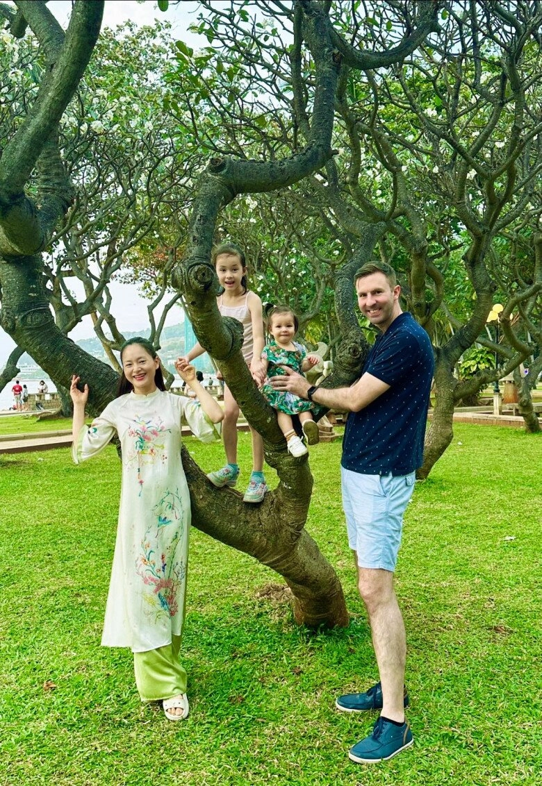 Khi mẹ bỉm vbiz nuôi con lai tây chạy show hà anh chu toàn mọi thứ lan phương cho ái nữ ti sữa ở trường quay - 10