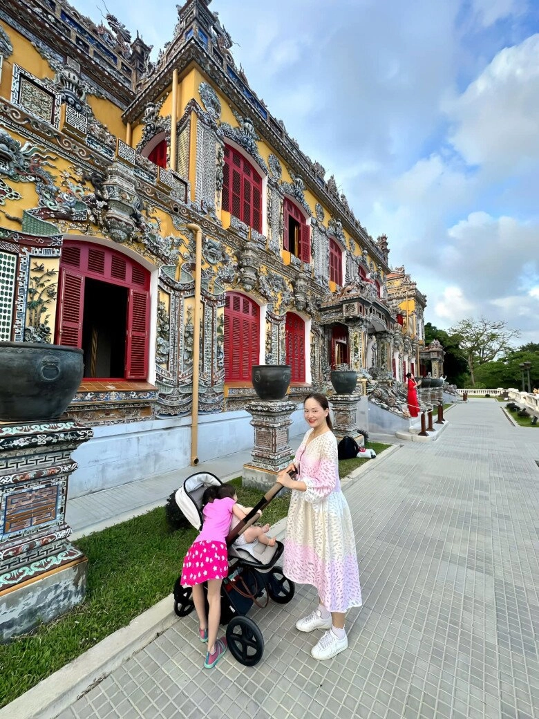 Khi mẹ bỉm vbiz nuôi con lai tây chạy show hà anh chu toàn mọi thứ lan phương cho ái nữ ti sữa ở trường quay - 11