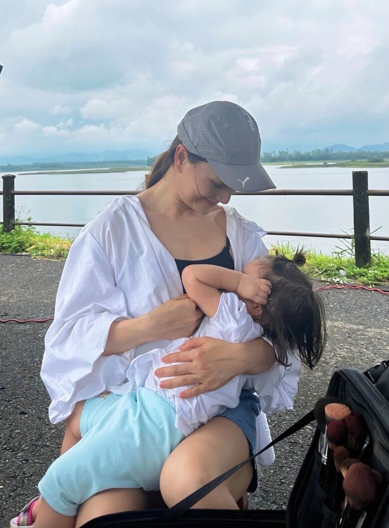 Khi mẹ bỉm vbiz nuôi con lai tây chạy show hà anh chu toàn mọi thứ lan phương cho ái nữ ti sữa ở trường quay - 14