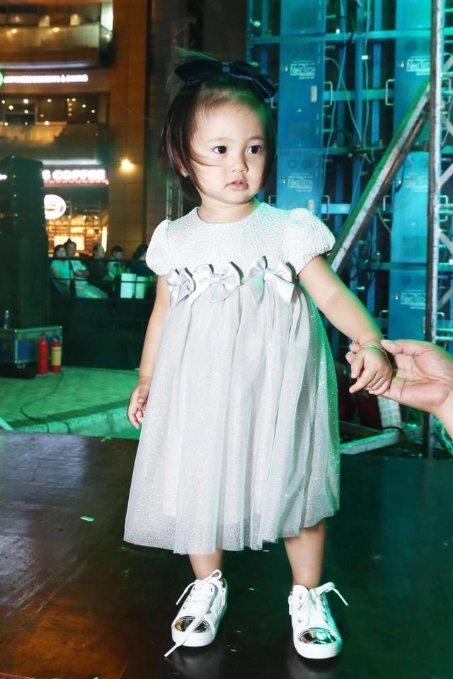 Không thể rời mắt với thời trang hè cực xinh của con gái hồng đăng hồng nhung - 7