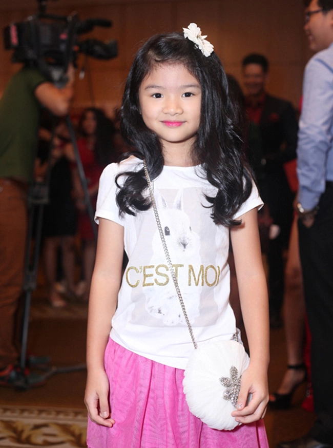 Không thể rời mắt với thời trang hè cực xinh của con gái hồng đăng hồng nhung - 10