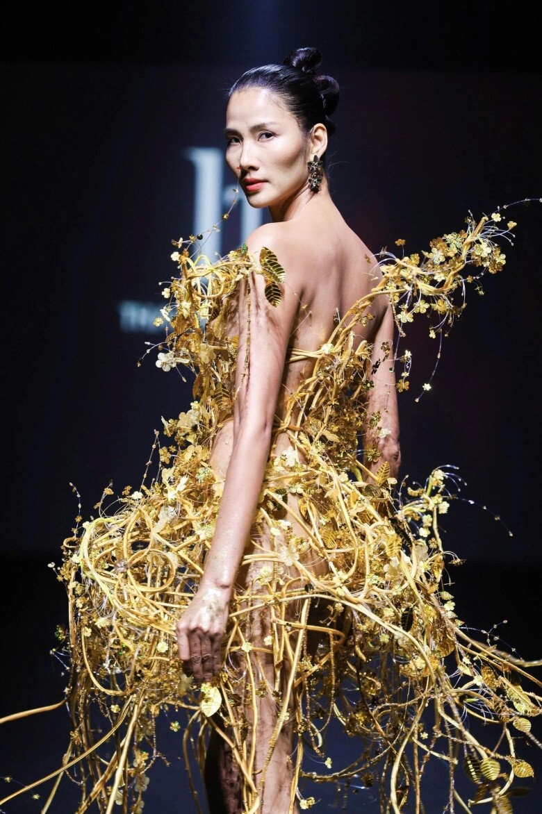 Lê hoàng phương làm first face hoàng thùy khoe chân dài miên man trên sàn diễn shanghai fashion week - 2