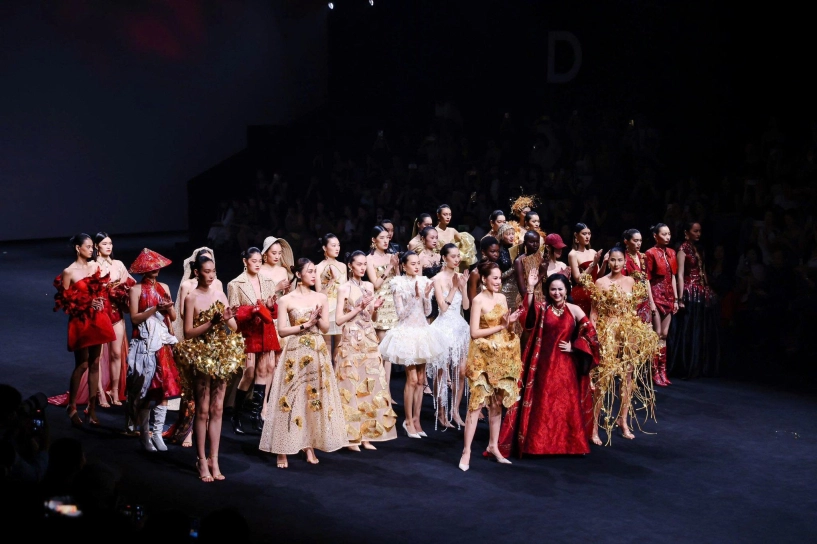 Lê hoàng phương làm first face hoàng thùy khoe chân dài miên man trên sàn diễn shanghai fashion week - 10