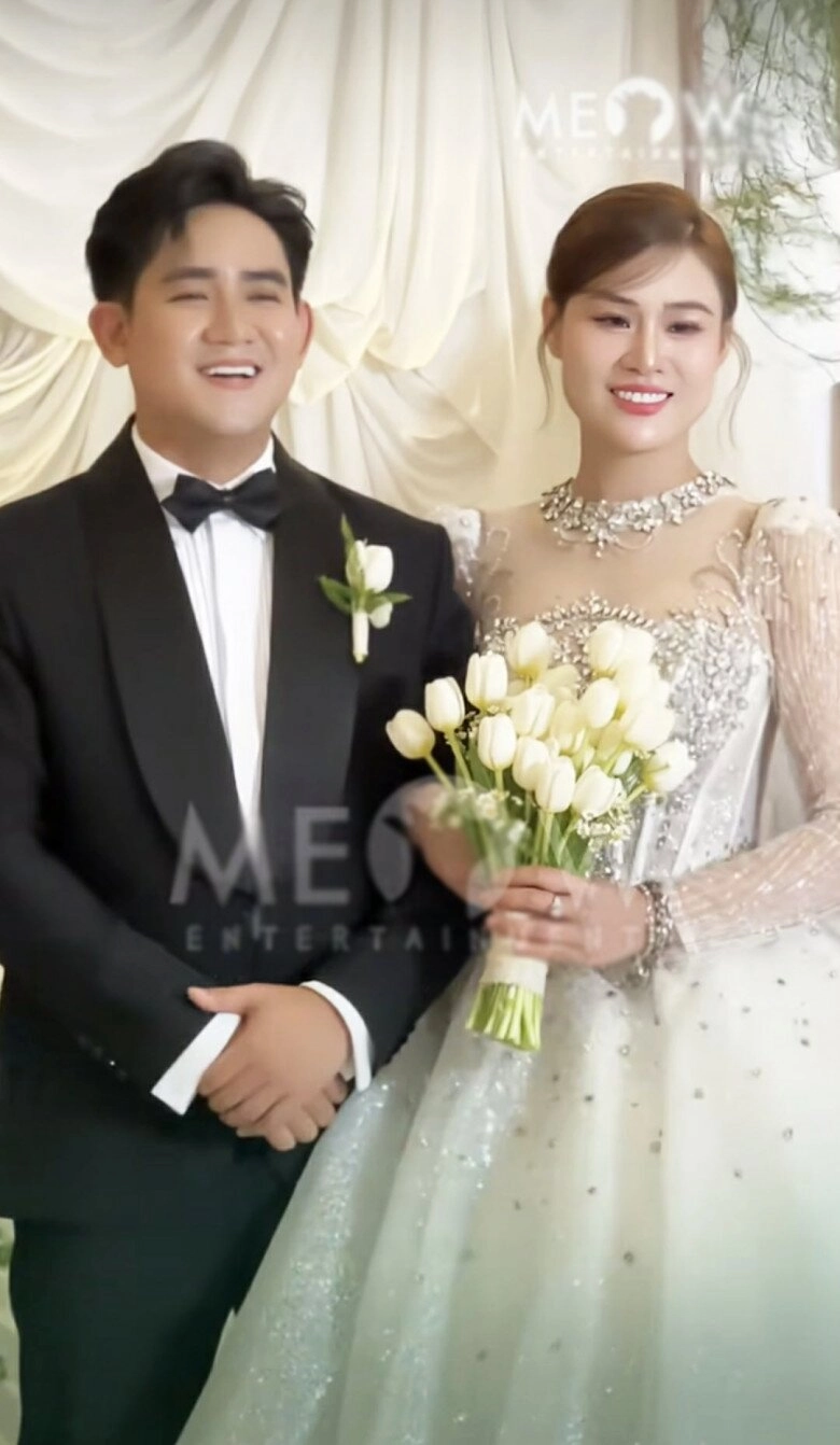 Linh lan tổ chức đám cưới với ca sĩ đinh kiến phong con gái vân quang long lung linh trong hôn lễ của mẹ - 2