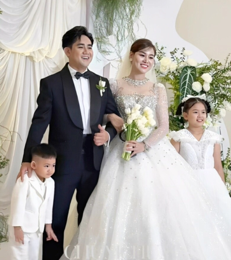 Linh lan tổ chức đám cưới với ca sĩ đinh kiến phong con gái vân quang long lung linh trong hôn lễ của mẹ - 4