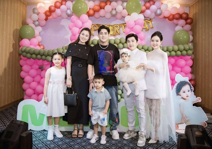 Linh lan tổ chức đám cưới với ca sĩ đinh kiến phong con gái vân quang long lung linh trong hôn lễ của mẹ - 10