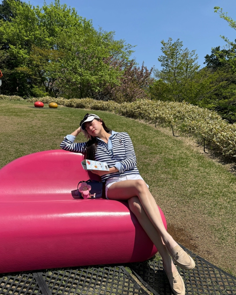 Lương thùy linh diện giày lười của giới tỷ phú vi vu khắp nơi - 2