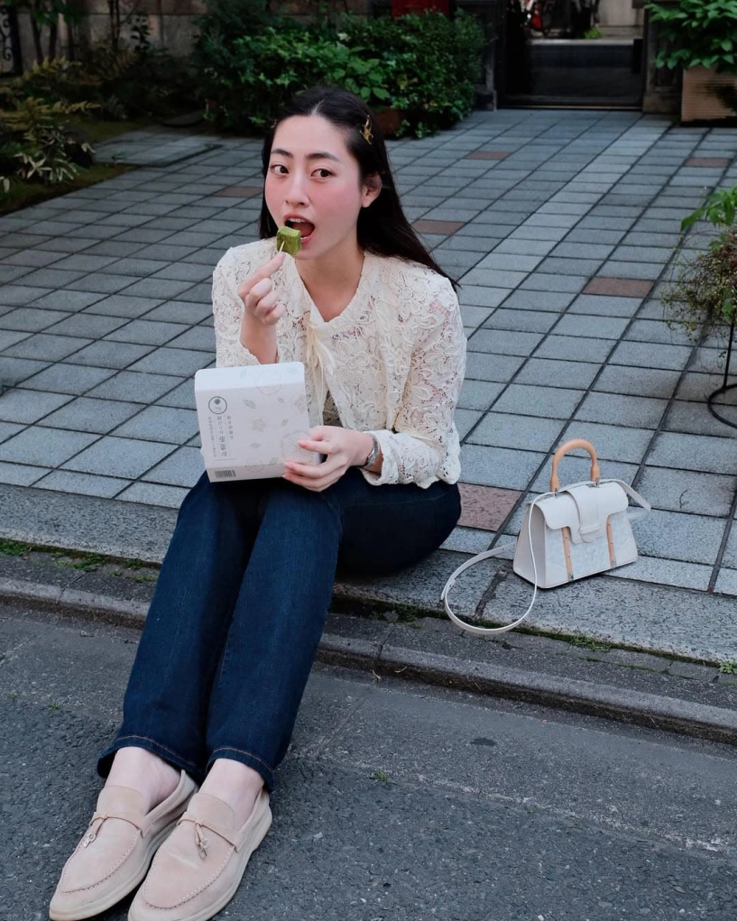 Lương thùy linh diện giày lười của giới tỷ phú vi vu khắp nơi - 5