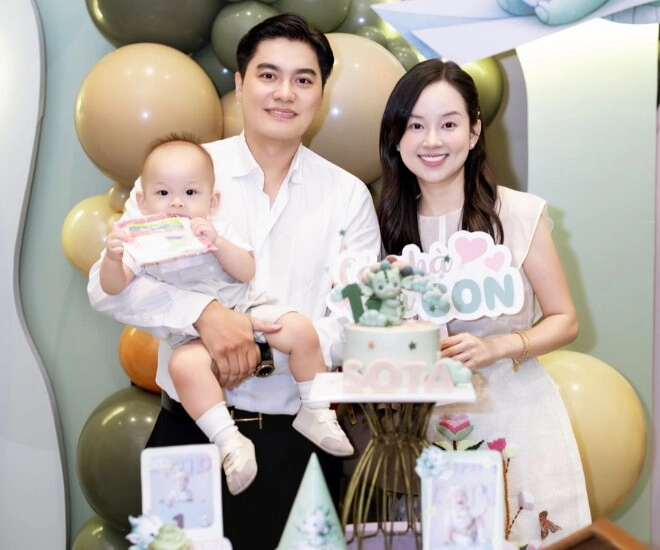 Ly kute cùng chồng làm trong ngành công an dọn tiệc thôi nôi cho quý tử em bé 1 tuổi giống hệt anh trai khoai tây - 1