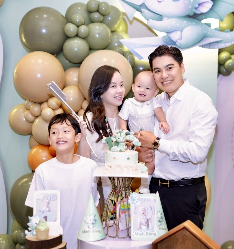 Ly kute cùng chồng làm trong ngành công an dọn tiệc thôi nôi cho quý tử em bé 1 tuổi giống hệt anh trai khoai tây - 2