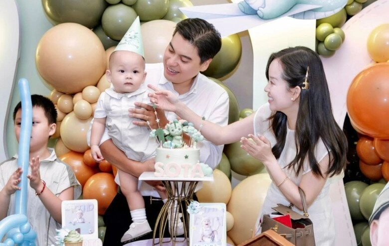 Ly kute cùng chồng làm trong ngành công an dọn tiệc thôi nôi cho quý tử em bé 1 tuổi giống hệt anh trai khoai tây - 3