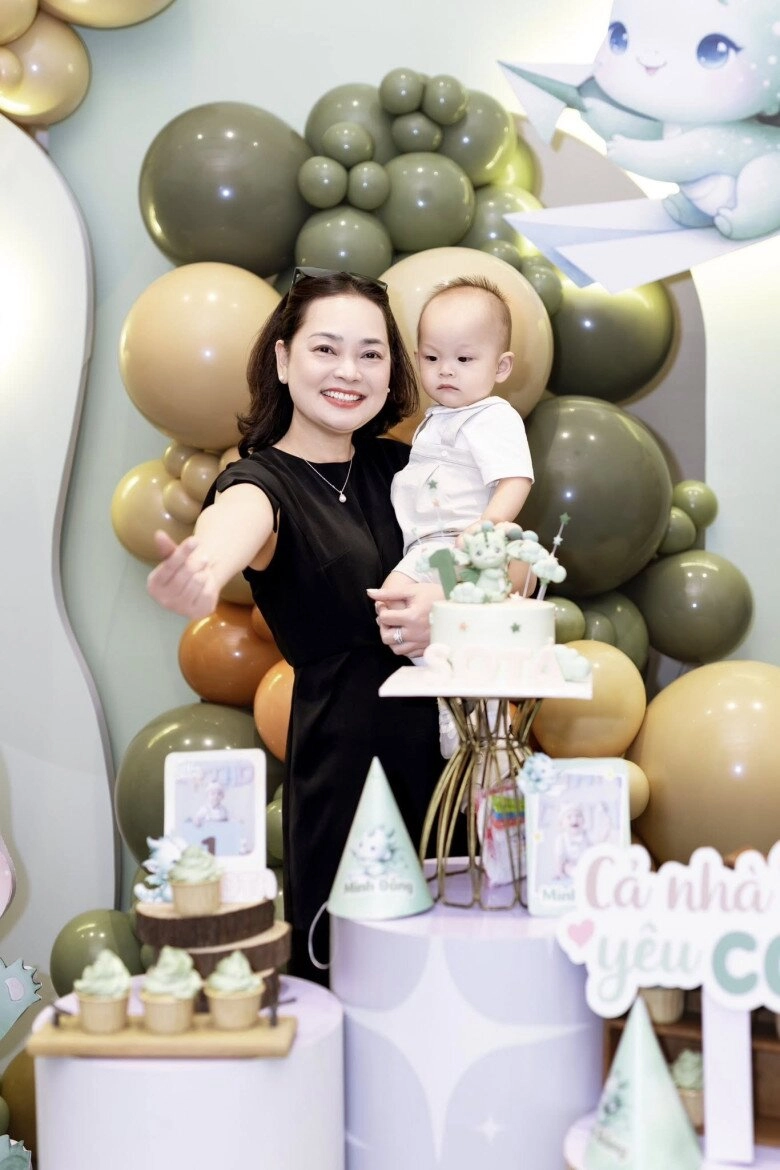 Ly kute cùng chồng làm trong ngành công an dọn tiệc thôi nôi cho quý tử em bé 1 tuổi giống hệt anh trai khoai tây - 4