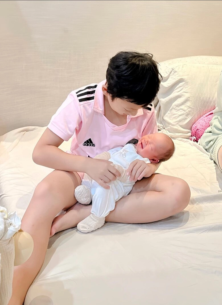 Ly kute cùng chồng làm trong ngành công an dọn tiệc thôi nôi cho quý tử em bé 1 tuổi giống hệt anh trai khoai tây - 9