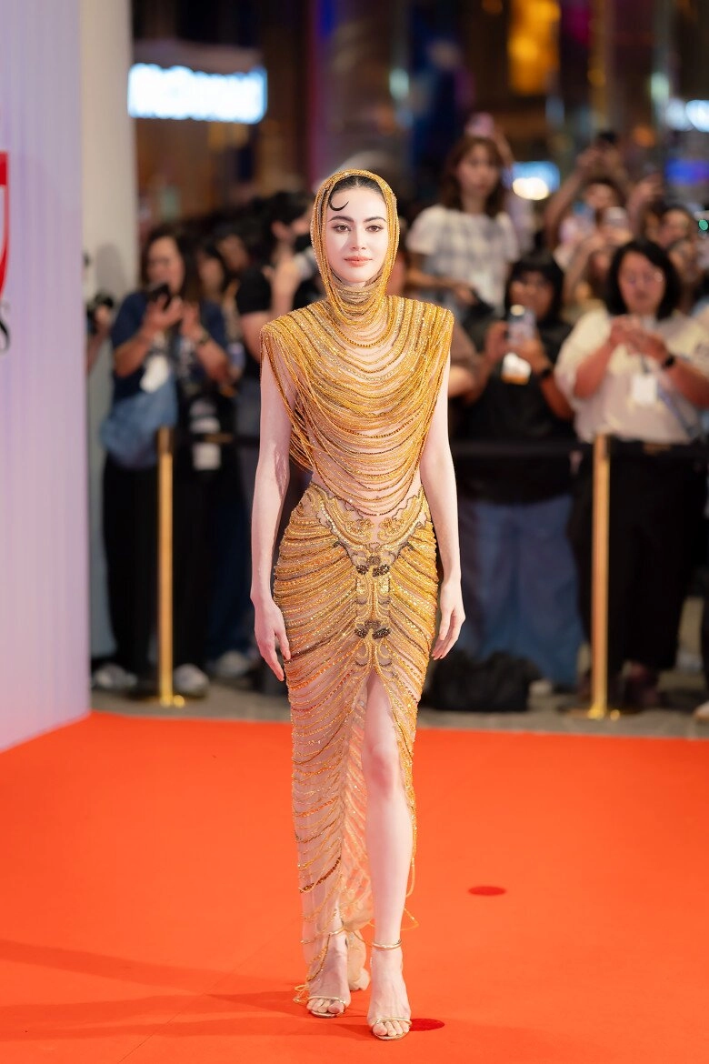 ma nữ đẹp nhất thái lan mai davika hoá nữ thần khi đổ bộ thảm đỏ visual sắc lẹm khó tìm được người thay thế - 1