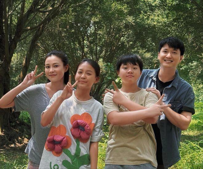 Màn thay diễn viên của cách em 1 milimet huỳnh anh có con trai thất lạc huyền lizzie và em gái xinh như búp bê - 1