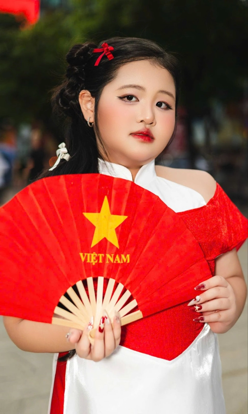 Mẫu nhí dory như tỏa sáng trong tà áo dài đỏ sao vàng mừng 29 - 1