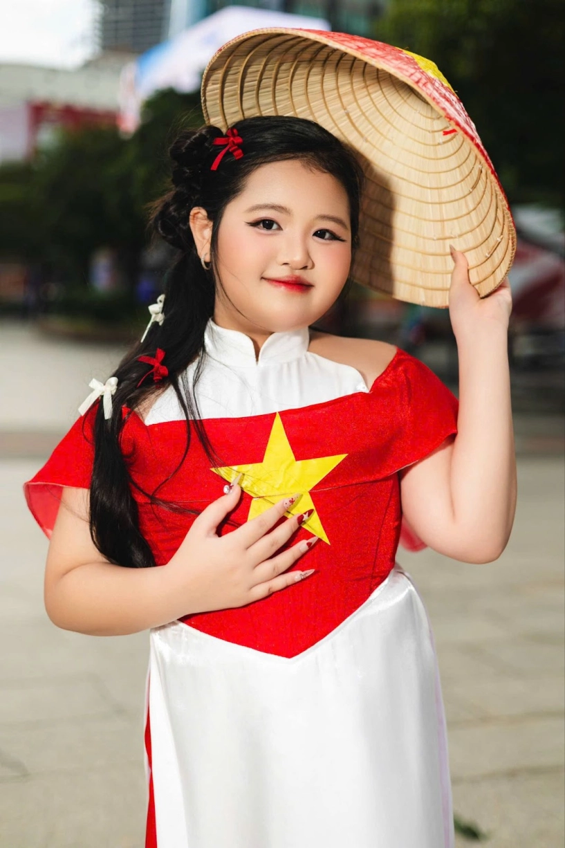 Mẫu nhí dory như tỏa sáng trong tà áo dài đỏ sao vàng mừng 29 - 3