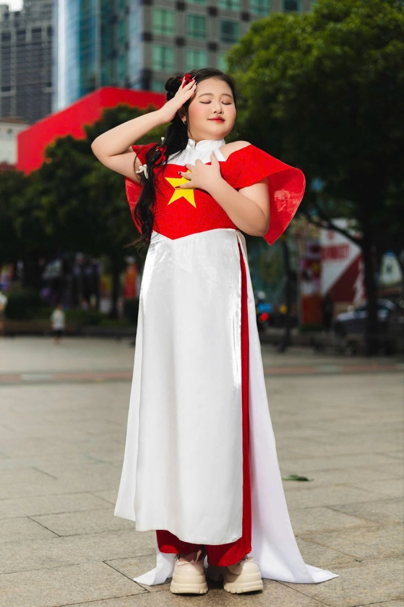 Mẫu nhí dory như tỏa sáng trong tà áo dài đỏ sao vàng mừng 29 - 4